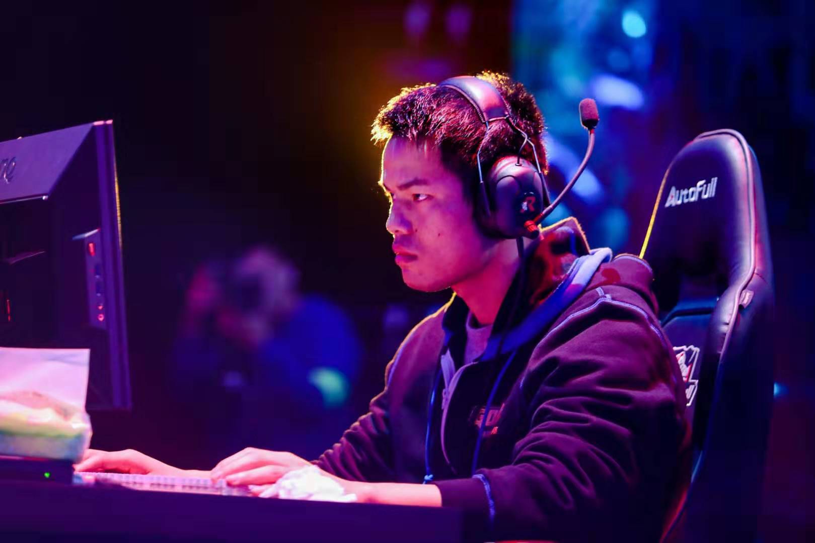 维护比赛的 维护比赛的